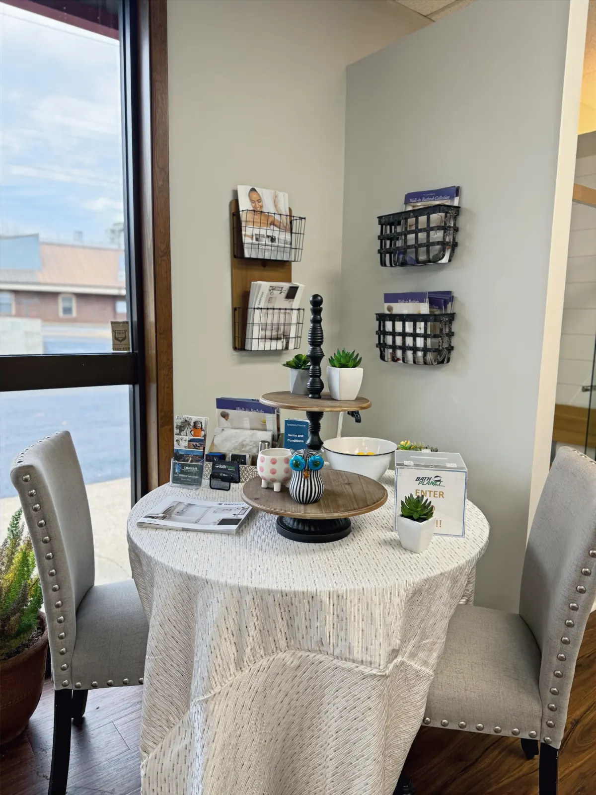 Showroom: consultation nook, window, round table