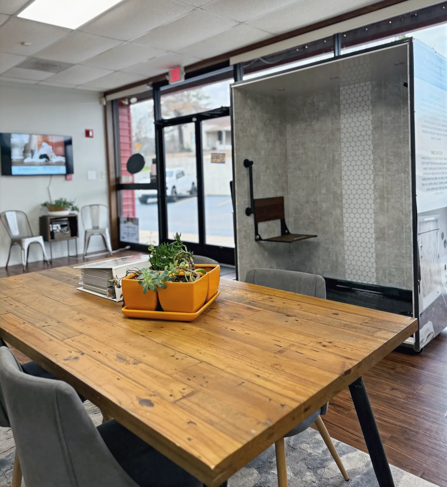 Showroom: wood consultation table and shower display