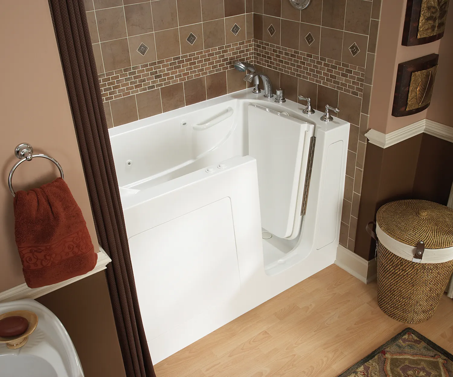 Walk in tub beige patterned surround